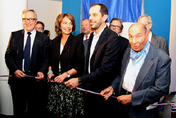 Corbeil-Essonnes : Au cours de l'inauguation du CHSF, Serge Dassault est tout de même parvenu à s'incruster pour pauser aux côtés des officiels.