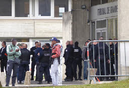 Evry-Courcouronnes : Le Tribunal de Grande Instance protégé par un impressionnant dispositif policier. 