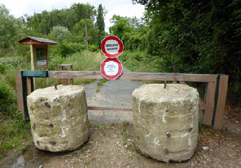 Corbeil-Essonnes : Une barrière et des chicanes protégent l'entrée du site.