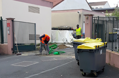 Corbeil-Essonnes : Des ouvriers équipent l'un des portails de l'établissement scolaire d'un dispositif électrique.