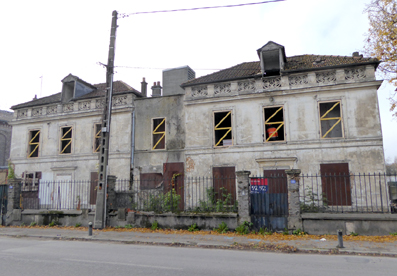 Corbeil-Esonnes : Située 19, quai de l'Apport-Paris, la résidence du poète et romancier est dans un état de délabrement avancé.