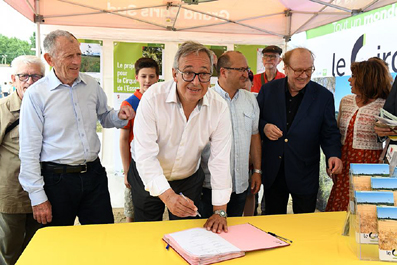 Grand Paris Sud : Président de l'agglo GPS, Francis Chouat a signé la convention le 28 mai 2018 aux côtés de Jean-Pierre Bechter, maire de Corbeil-Essonnes, et Karl Dirat, maire de Villabé.