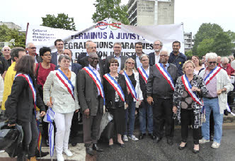 Evry : Nombre d'élus des communes concernées par la réorganisation de la ligne D du RER étaient présents. 