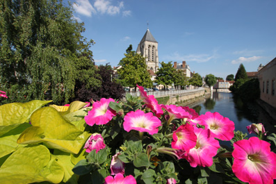 Corbeil-Essonnes : La Cathédrale Saint-Spire au bord de l‘Essonne.
