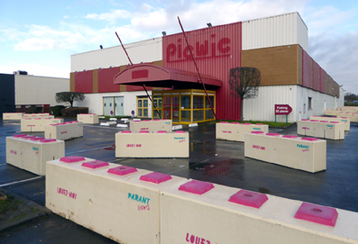 Sainte-Geneviève-des-Bois : Esthétiques et efficaces, les Legos en béton protègent le site commercial aujourd'hui déserté.