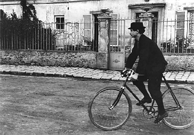 Corbeil-Essonnes : Alfred Jarry devant la maison qu'il a habitée vers la fin du 19ème siècle.