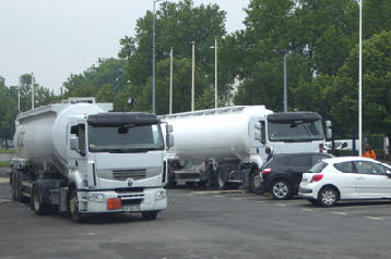 Grigny : Sur la parking du magasin Gémo, les camions de carburant attendent...
