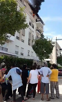 Corbeil-Essonnes : Les riverains observant les flammes qui sortent de la chambre totalement embrasée.