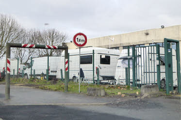 Bondoufle : Dans la zone industrielle La Marinière, la présence de caravanes apppartenant à la communauté des gens du voyage n'est pas rare.