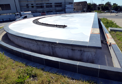 Corbeil-Essonnes : Le bassin du rond-point et ses jets d'eau affichent un bien triste spectacle. Corbeil-Essonnes : Le bassin du rond-point et ses jets d'eau affichent un bien triste spectacle.