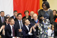Evry-Courcouronnes : Aïsseta Cissé, présidente de l'association « Génération II Citoyenneté Intégration », applaudie par le président de la République.