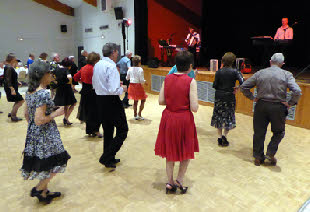 Saint-Germain-lès-Corbeil : Seulement deux musiciens pour un bal qui a attiré une centaine de participants. Saint-Germain-lès-Corbeil : Seulement deux musiciens pour un bal qui a attiré une centaine de participants.